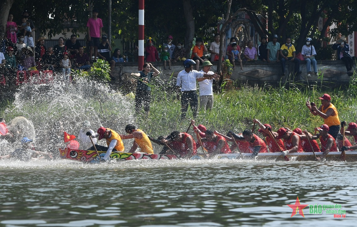 Lễ hội đua, bơi thuyền truyền thống trên quê hương Đại tướng Võ Nguyên Giáp